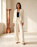 Modelo usando conjunto de alfaiataria marfim com blazer e calça ampla
