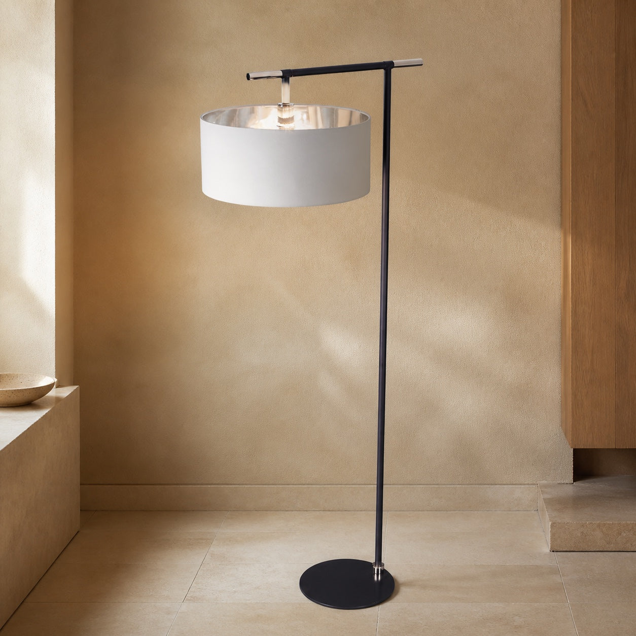 Lampada da terra Balance nero e nichel in ambiente Vireluno