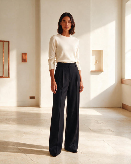 Modelo usando calça pantalona preta de cintura alta