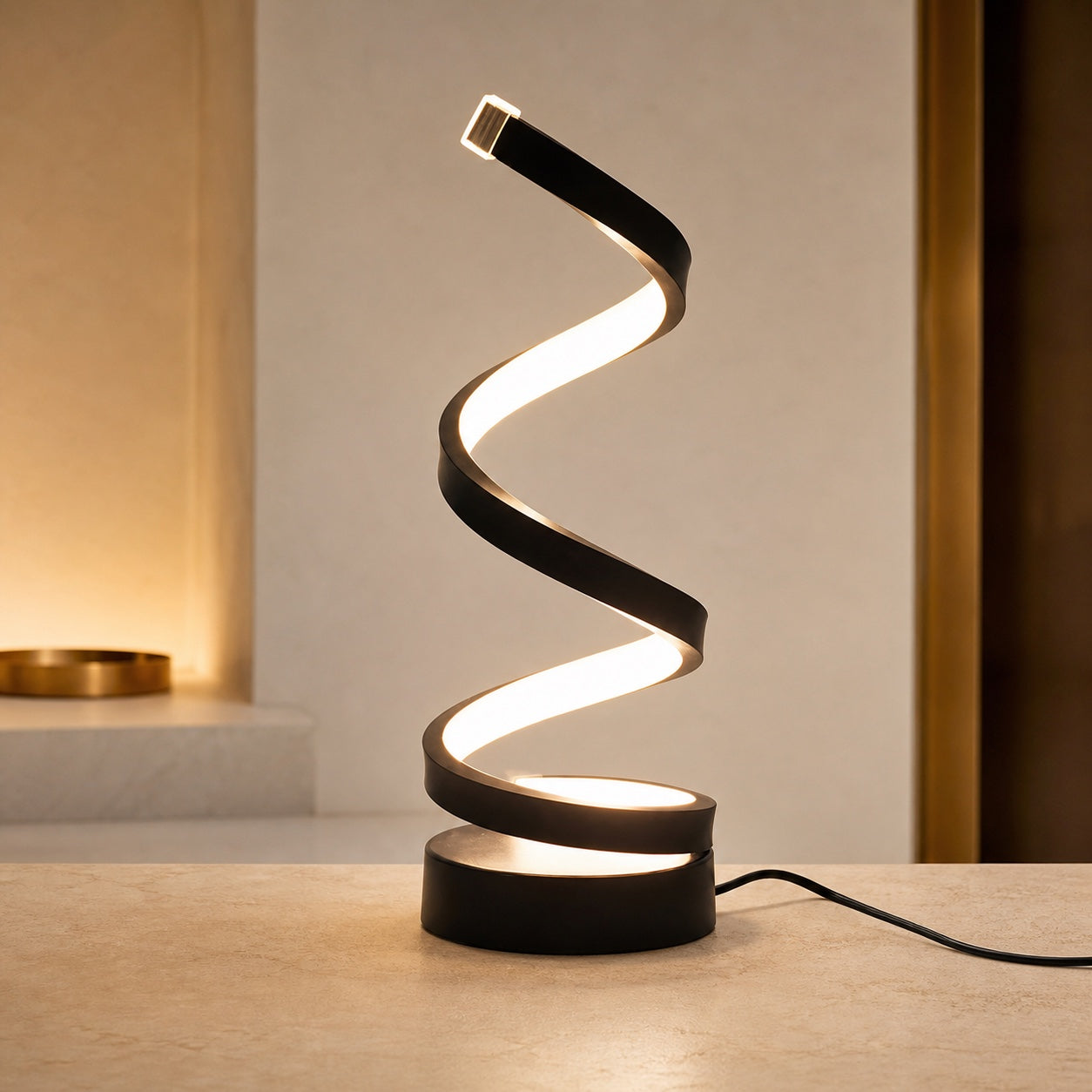 Lampada da tavolo Spirale LED nera in un interno contemporaneo Vireluno