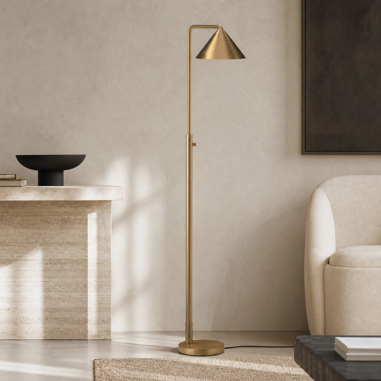 Lampada da terra Remyck in oro spazzolato in ambiente Vireluno