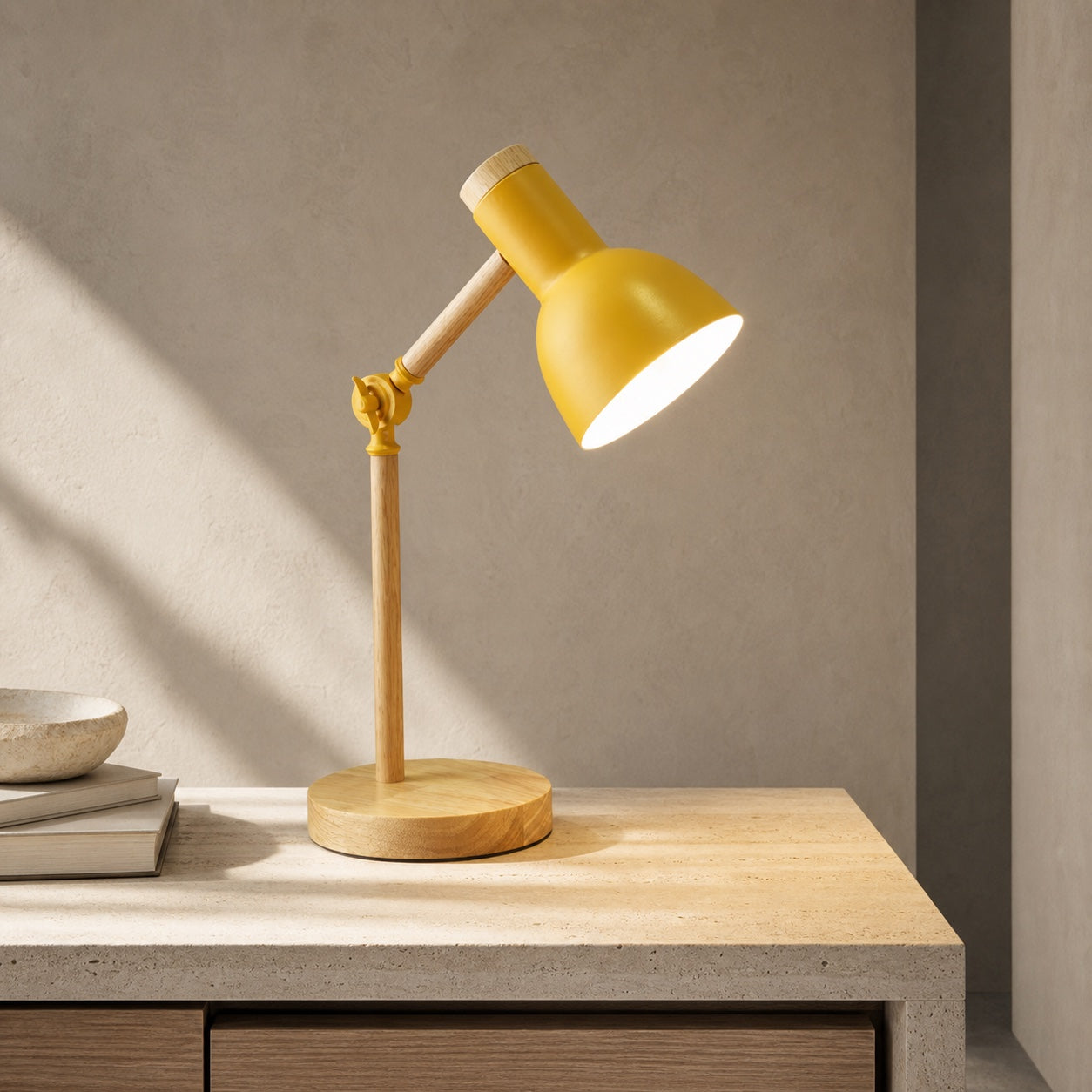 Lampada da tavolo Scandi gialla in ambiente Vireluno