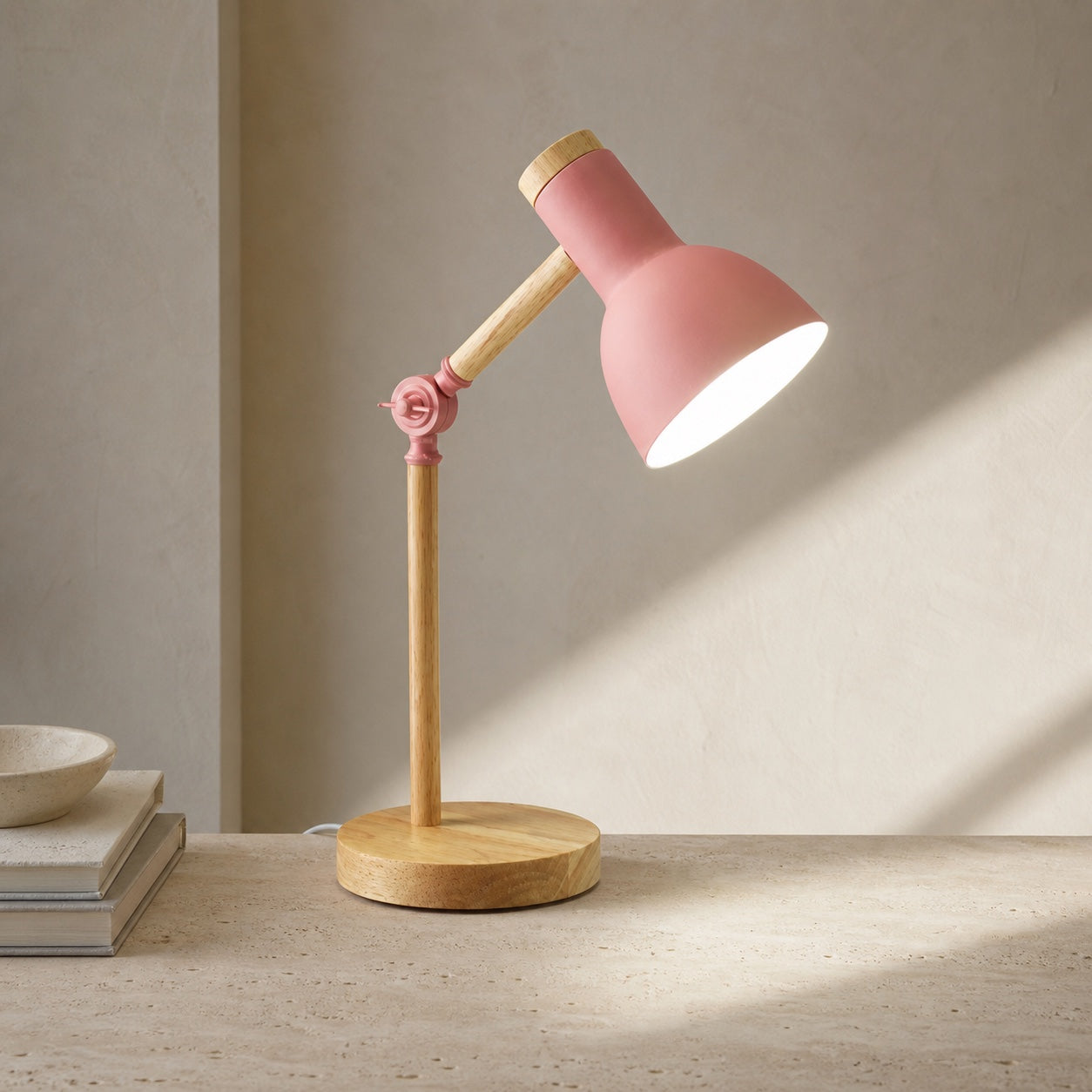 Lampada da tavolo Scandi rosa in ambiente Vireluno