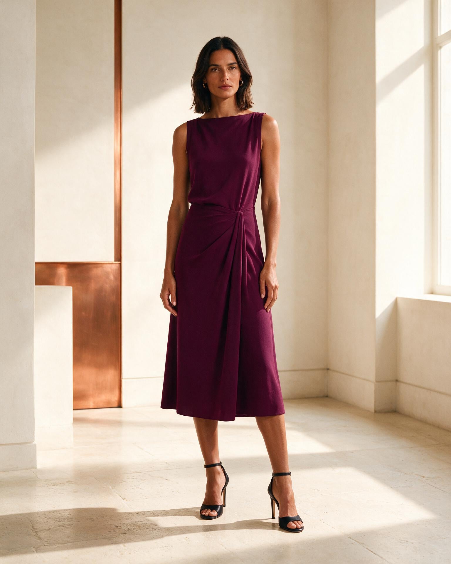 Modelo usando vestido midi ameixa com drapeado lateral