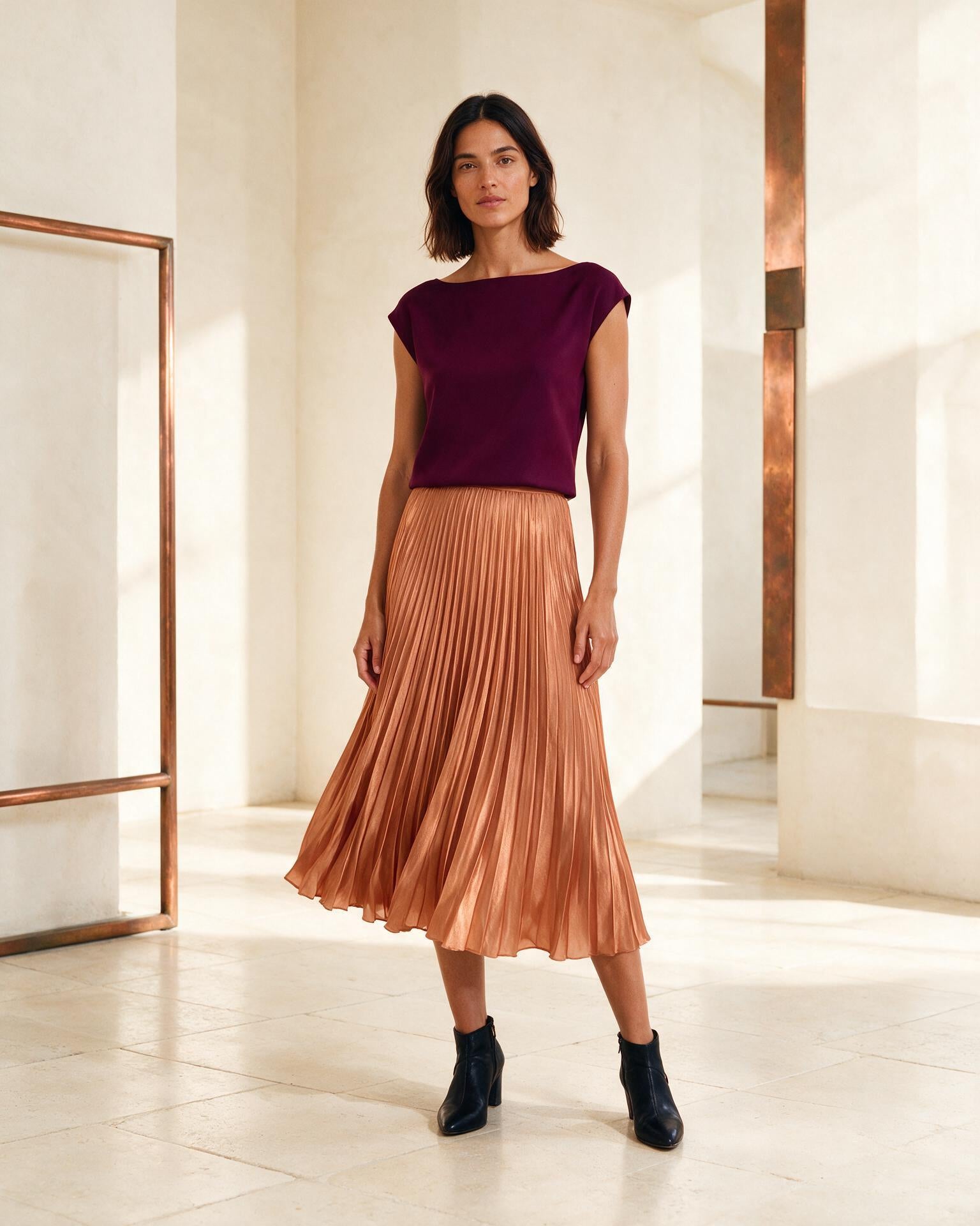 Modelo usando saia midi plissada em tom cobre